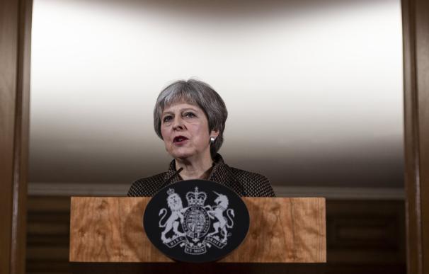 La Primera Ministra británica Theresa May explica la operación en Siria en rueda de prensa desde Downing Street (EFE/EPA/WILL OLIVER)