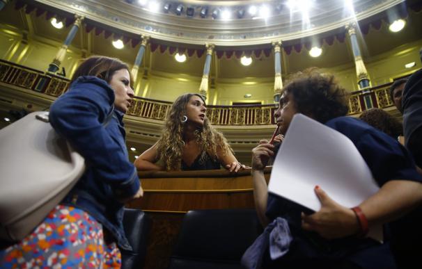 La vicesecretaria general del PSOE, Adriana Lastra, inquierda, conversa con la diputada de Unidos Podemos, Noelia Vera, en el centro, tras la votación de RTVE.