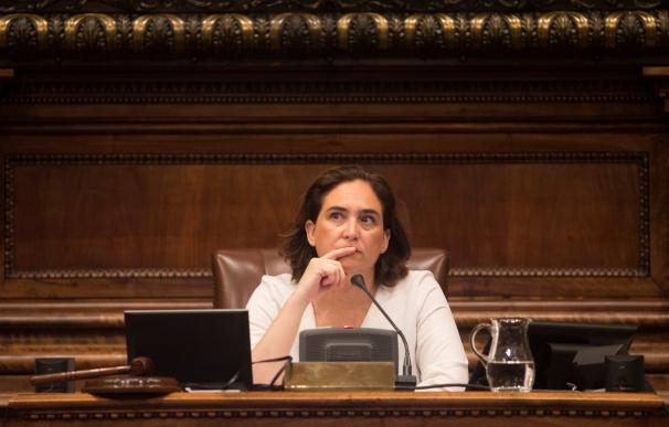 La alcadesa de Barcelona, Ada Colau, durante un pleno extraordinario del Ayuntamiento (EFE/ Quique García)