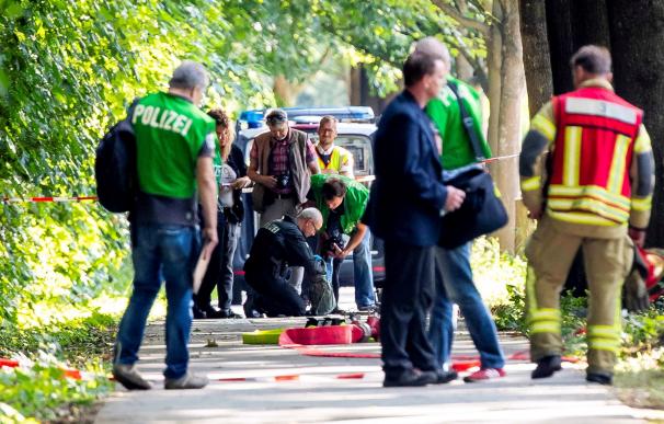 Efectivos de cuerpos de seguridad trabajan en el lugar donde doce personas resultaron heridas en la ciudad alemana de Lübeck, el 20 de julio del 2018. EFE/Christian Schaffrath