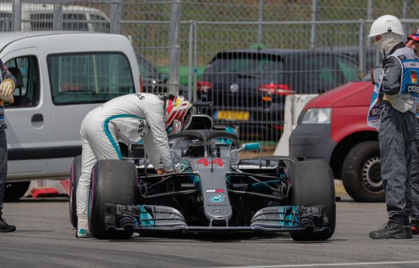 El británico Lewis Hamilton junto a su monoplaza tras sufrir un fallo hidráulico en la clasificación (EFE/EPA/RONALD WITTEK)