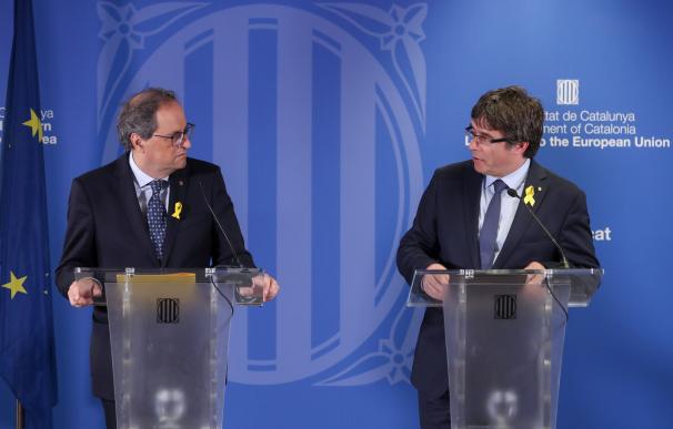 El presidente de la Generalitat de Cataluña, Quim Torra (i), y el ex presidente Carles Puigdemont (d) ofrecen una rueda de prensa en Bruselas (EFE/ Stephanie Lecocq)