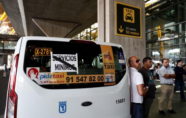 Un taxi realiza servicios mínimos gratuitos para personas con discapacidad y ancianos en el aeropuerto Adolfo Suárez-Madrid Barajas. (EFE/Mariscal)