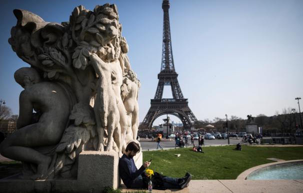La Torre Eiffel se blinda contra ataques antiterroristas con un muro antibalas