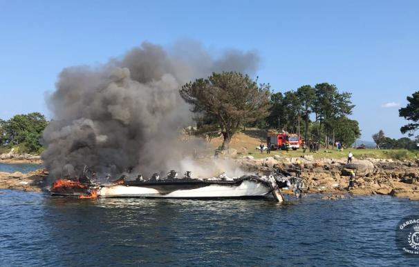 Incendio en un catamarán en Illa da Toxa, O Grove (Pontevedra)
