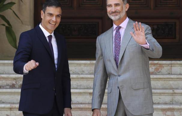 El presidente del Gobierno, Pedro Sánchez, juanto al Rey Felipe VI,