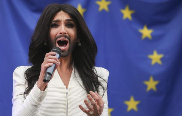 La cantante Conchita Wurst pide respeto para los homosexuales con un concierto en la Eurocámara