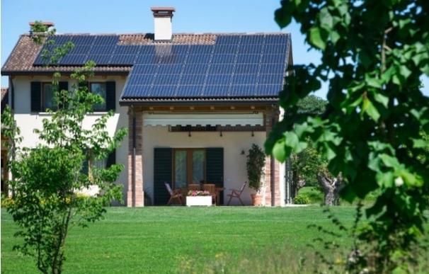 Casa con placas fotovoltaicas en el tejado.