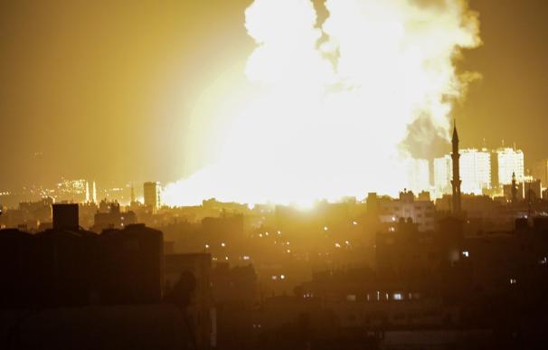Vista del humo tras los ataques aéreos israelíes en sitios de Hamas en la ciudad de Gaza
