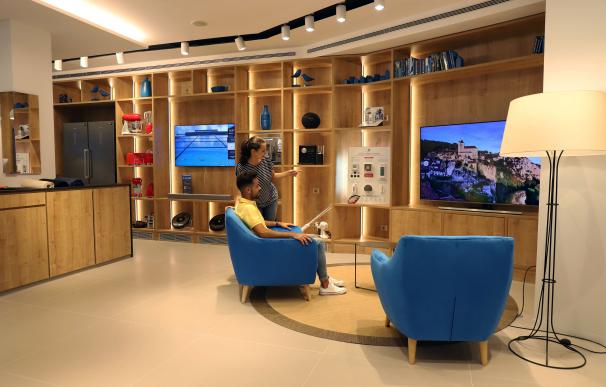 CaixaBank convierte una sucursal en tienda de electrodomésticos y electrónica