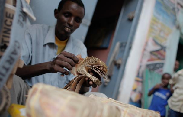 Un comerciante cuenta billetes en Mogadiscio / AMISOM