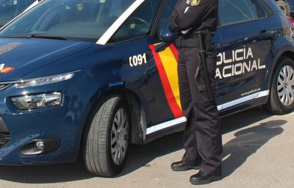 Agente y coche de policía en Valencia
