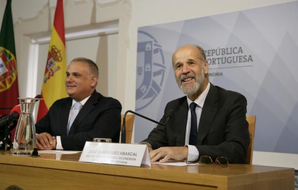 El secretario de Estado de Energía, José Domínguez Abascal (d), en Lisboa con su homólogo portugués, Jorge Seguro Sanches
