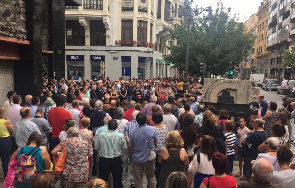 Cientos de personas se concentran en León para mostrar su repulsa ante los atentados de Cataluña