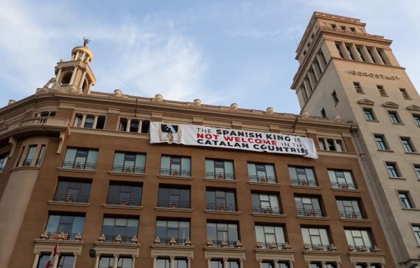 La pancarta colgada por unos activistas, con un mensaje contra el Rey en inglés