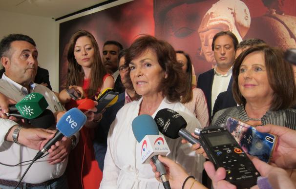La vicepresidenta del Gobierno, Carmen Calvo, atiende a los periodistas en Jaén.