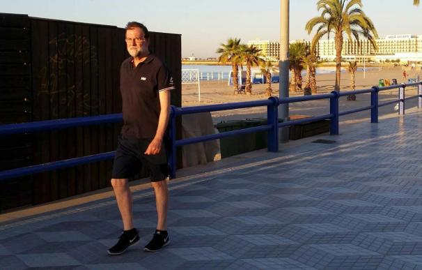 Rajoy andando por el paseo de Santa Pola