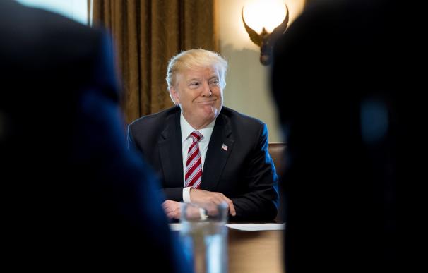 Donald Trump durante una reunión sobre economía y comercio