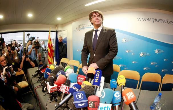 El expresidente de la Generalitat de Cataluña Carles Puigdemont posa en el interior del club de la prensa de Bruselas