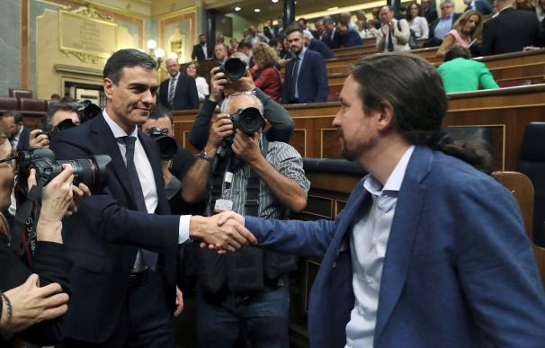 Pedro Sánchez saluda al líder de Podemos, Pablo Iglesias, en el hemiciclo del Congreso