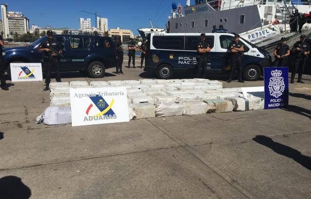 Los fardos con la droga una vez desembarcados en puerto de Las Palmas (EP)