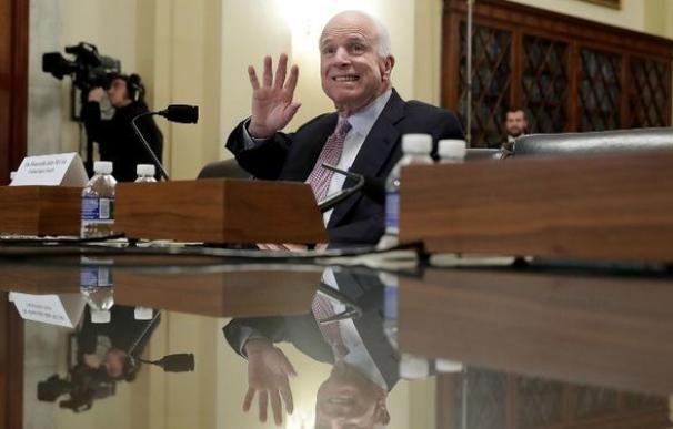 McCain desafía a Trump y sabotea la iniciativa para derogar el Obamacare