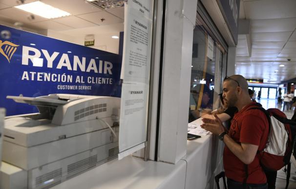 Viajeros en atención al cliente de Ryanair en Barajas