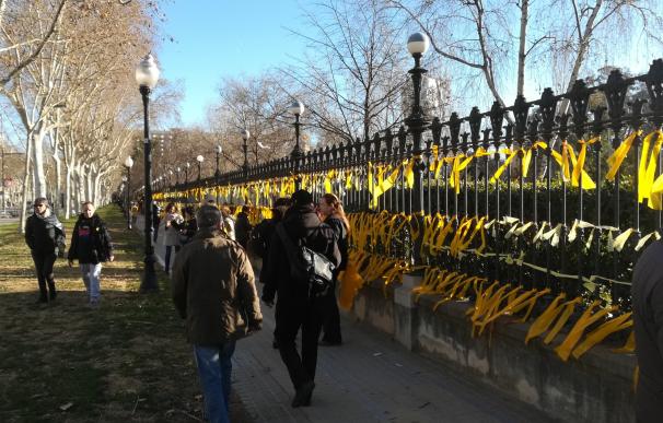 Lazos amarillos en la valla del Parque de la Ciutadella