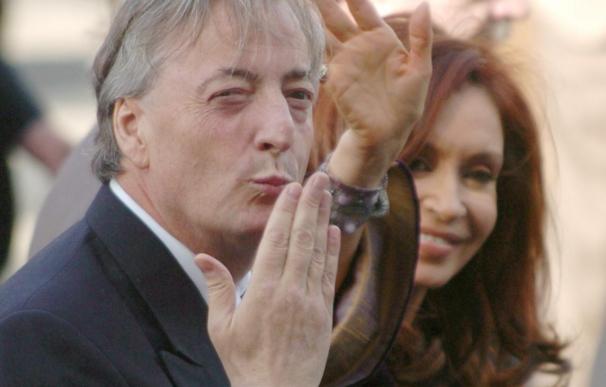 Fernández visita la tumba de Kirchner en el día del cumpleaños del exmandatario