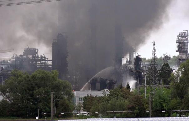 Una columna de humo asciende de la refinería Bayernoil, cerca de Ingolstadt, Alemania, el 1 de septiembre de 2018 EFE / EPA / MARC MUELLER