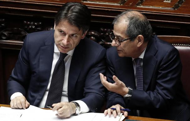 El nuevo presidente del Gobierno italiano, Giuseppe Conte (izq), conversa con su ministro de Economía, Giovanni Tria el 6 de junio de 2018. EFE/ Riccardo Antimian
