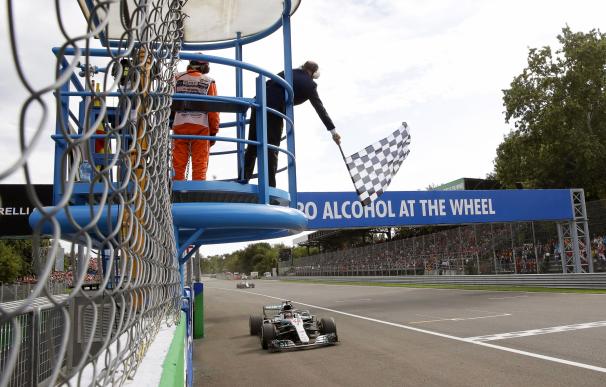 El piloto británico Lewis Hamilton cruza la línea de meta para ganar el Gran Premio de Fórmula Uno de Italia en el circuito de Monza, el 2 de septiembre de 2018. (EFE / EPA / LUCA BRUNO)