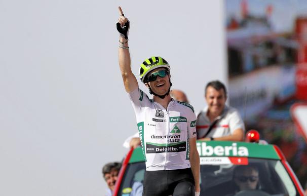 El corredor estadounidense del equipo Dimension Data, Benjamin King, celebra su victoria en la novena etapa de La Vuelta 2018 disputada entre Talavera de la Reina(Toledo) y La Covatilla(Salamanca). EFE/Manuel Bruque