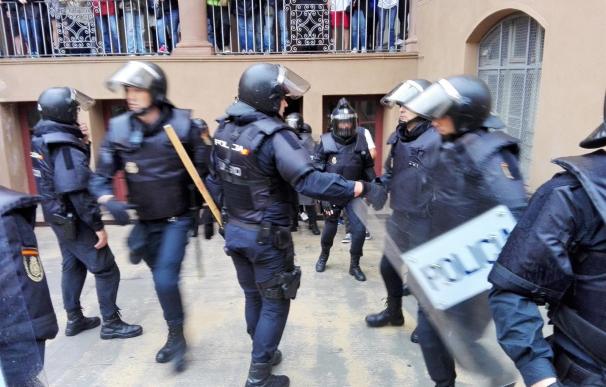 Policías durante los altercados del 1 de octubre de 2017.