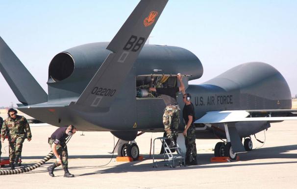 Tareas de mantenimiento de un dron Global Hawk en la Base de la Fuerza Aérea de Beale, California (Fuerza Aérea de EEUU / Stacey Knott)