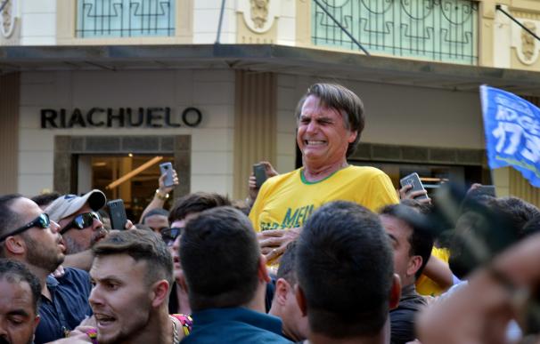 El candidato ultraderechista Jair Bolsonaro al momento de ser apuñalado