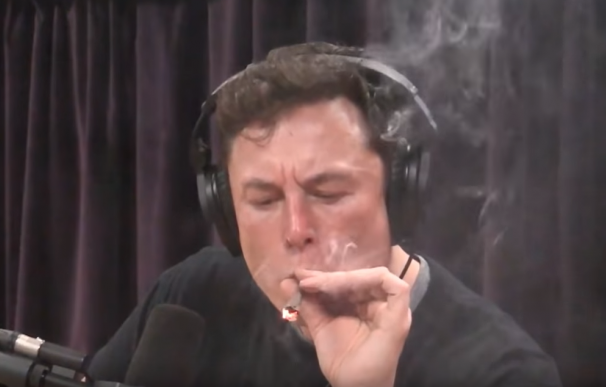 Elon Musk fumando marihuana en un programa de radio