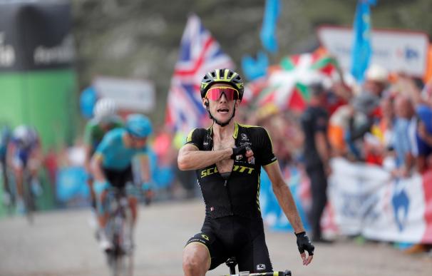 El ciclista británico Simon Yates (Mitchelton) entra vencedor en la 14ª etapa de la Vuelta Ciclista a España, disputada hoy entre Cistierna y Nava, de 171 kms. EFE/ Manuel Bruque