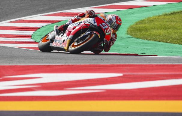 El piloto español Marc Márquez en acción durante la clasificación para la carrera de MotoGP del Gran Premio de San Marino (EFE / EPA / PASQUALE BOVE)
