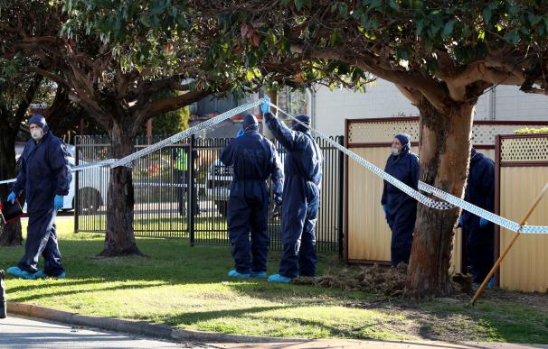 Agentes de policía forense inspeccionan la casa en la que han hallado los cuerpos en Bedford, Perth, Australia, el 9 de septiembre de 2018. (EFE/EPA/RICHARD WAINWRIGHT)
