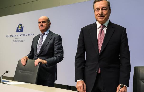 El presidente del BCE, Mario Draghi, junto al vicepresidente, Luis de Guindos