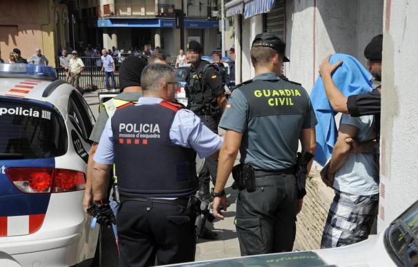Agentes de Mossos d'Esquadra y Guardia Civil durante un opelratilvo