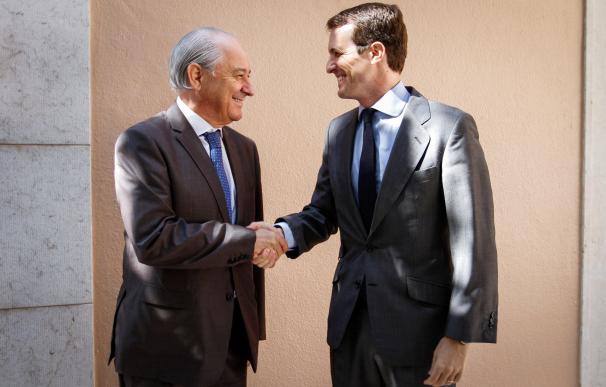 El líder del PP, Pablo Casado (d), saluda al presidente del PSD, Rui Rio, con quien se reunió en el marco de una visita de trabajo a Portugal. EFE/Rodrigo Antunes