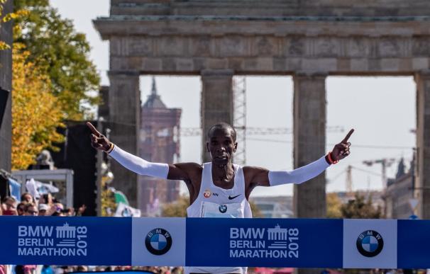 Eliud Kipchoge termina la maratón de Berlín en la que ha fijado un nuevo récord del mundo (EFE/EPA/HAYOUNG JEON)