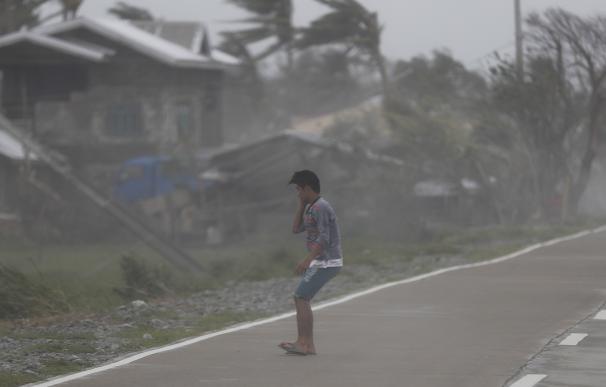 Los fuertes vientos azotan a un aldeano en la ciudad de Baggao, provincia de Cagayan, Filipinas, azotada por el tifón, el 15 de septiembre de 2018 (EFE)