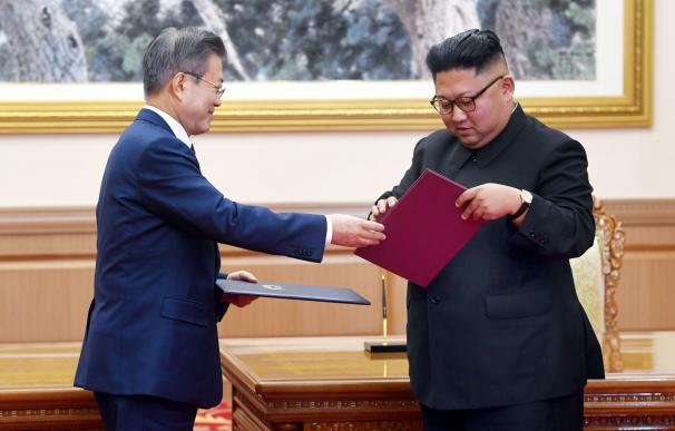 El líder norcoreano, Kim Jong-un (d), y el presidente surcoreano, Moon Jae-in