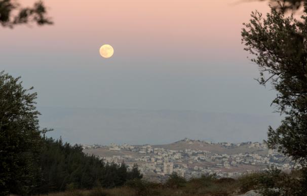 La luna llena sale cerca de Jerusalén (Israel). EFE/JIM HOLLANDER