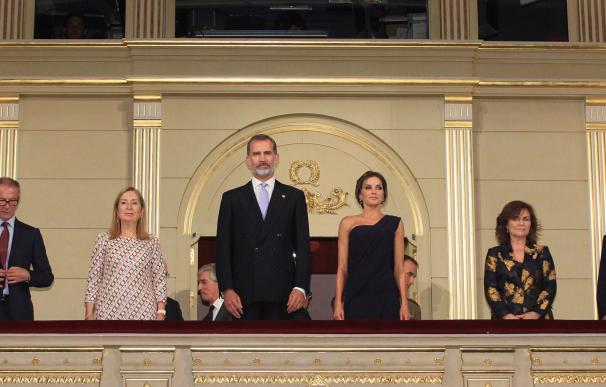 Los Reyes presidieron la inauguración de la temporada del Teatro Real, con 'Faust'