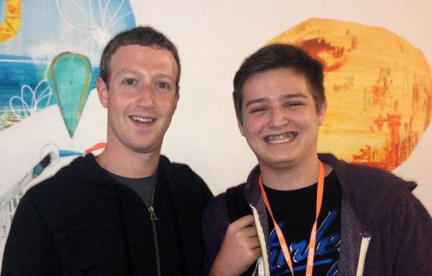 Fotografía de Michael Sayman junto a Mark Zuckerberg, fundador de Facebook.