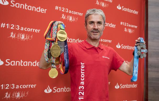 Martín Fiz posa con las medallas de los triunfos en los 6 Majors